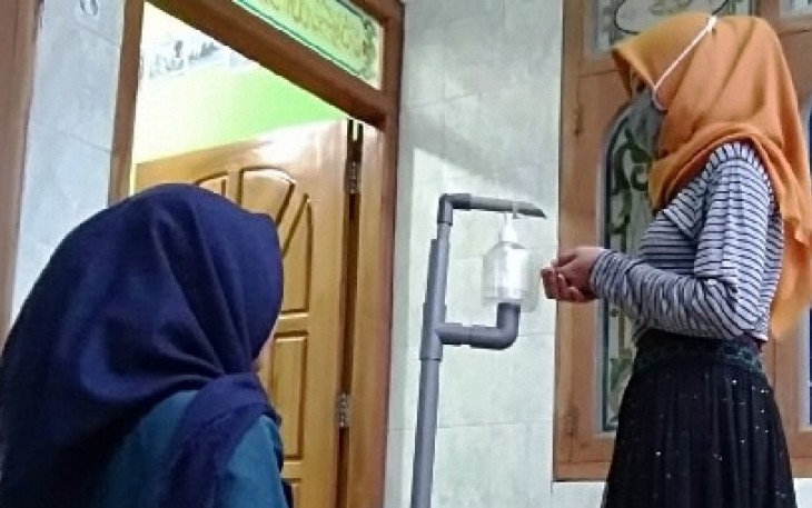 Hesti Berinovasi Ciptakan Alat Semprot Handsanitizer Tanpa Sentuh