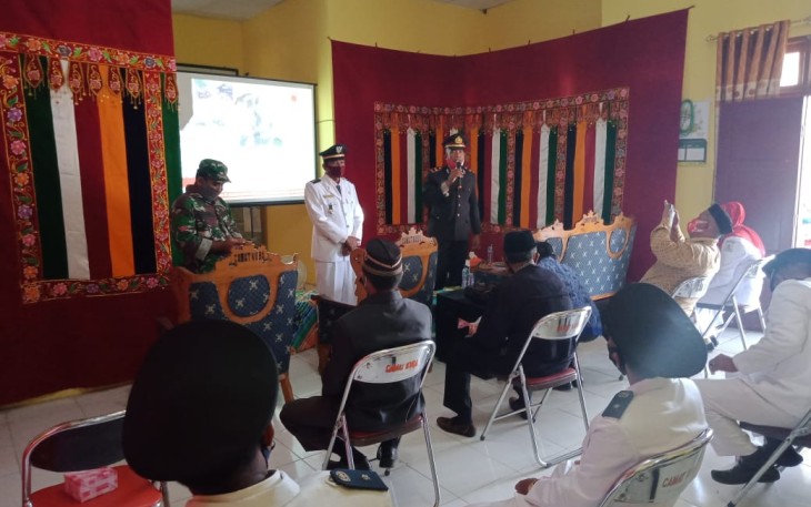 Pihak Pemerintah Kecamatan Kuala Baru, Kabupaten Aceh Singkil Provinsi Aceh saat mengikuti upacara HUT RI ke-75.