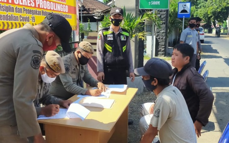 Koramil 0820/13 Krejengan Gelar Operasi Yustisi Tegakan Disiplin Protokol Kesehatan