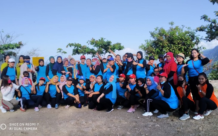 Ibu-Ibu PKK Desa Pucanglaban Tulungagung Lakukan Senam Bersama di Pantai Kedung Tumpang