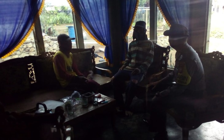 Personil Polres Rejang Lebong Beri Suport Keluarga Pasien Covid-19