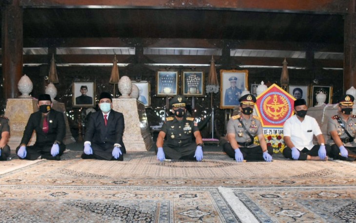Ziarah rombongan di Makam Presiden RI ke-2 Republik Indonesia almarhum Jenderal Besar TNI (Purn) H. M. Soeharto di Astana Giribangun