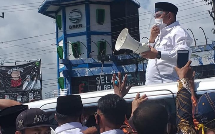 Agusrin saat akan daftar ke KPU