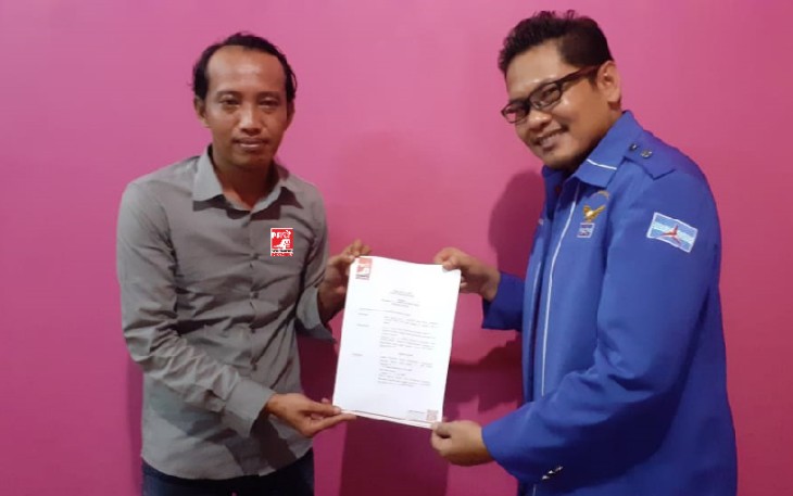 Ketua DPD PSI Kabupaten Seluma Agung Wahyudi S Pd Serahkan SK DPD PSI Pusat  Kepada Ketua DPC Partai Demokrat Kabupaten Seluma Andri Simbolon   