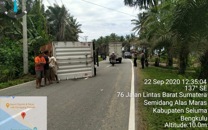 Kondisi Mobil Terbalik