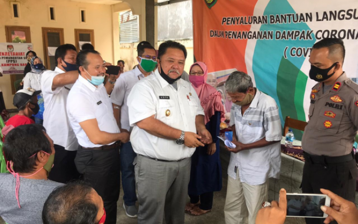 Wakil Bupati Bengkulu Selatan Rifai Tajuddin Salurkan Bantuan Sosial Tunai 