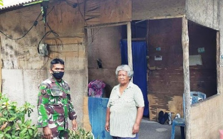 Babinsa Batu Putih Serda Northon Majuntu saat tinjau lokasi yang akan menjadi sasaran bedah rumah