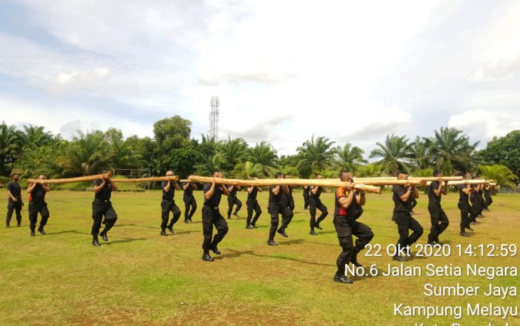 Satbrimob Polda Bengkulu Lakukan Pembinaan Fisik 