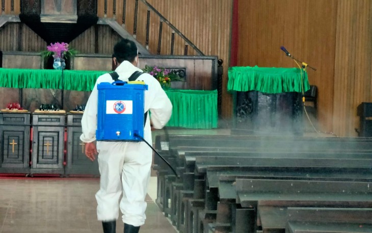 Unit KBR Satbrimobda Polda Bengkulu Semprot Cairan Disinfektan di Tempat Ibadah