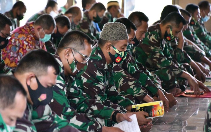 Pangdam IV/Diponegoro Mayjen TNI Bakti Agus Fadjari, S.I.P., M.Si bersama prajurit, PNS, para Asisten dan Kabalak melaksanakan doa bersama dalam rangka Peringatan HUT TNI ke-75 dan HUT Kodam IV/Diponegoro ke 70 tahun 2020 di masjid Al Firdaus, Makodam IV Diponegoro. Jum'at (2/10/2020)