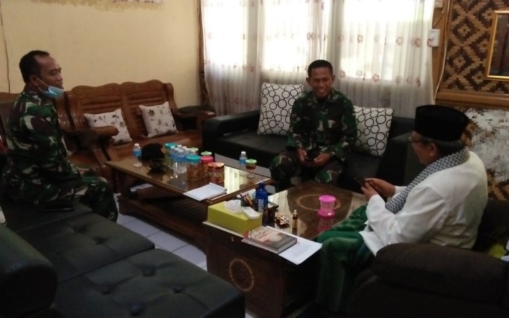 Dandim 0619 Letkol Arm Krisrantau Hermawan didampingi Danramil 1906 Kapten Arm Amarudin bersilaturahmi ke Pimpinan Ponpes Al - Muhajirin Purwakarta KH. Abun Bunyamin