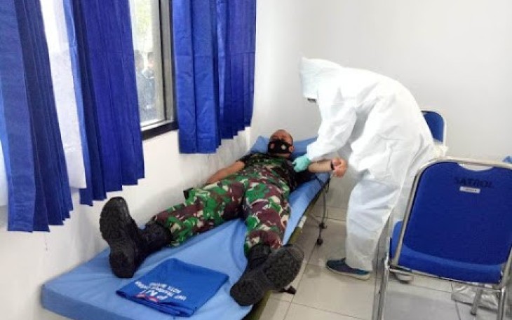 Dandim 1310/Bitung Letkol INF Benny Lesmana SE saat ikut donor darah