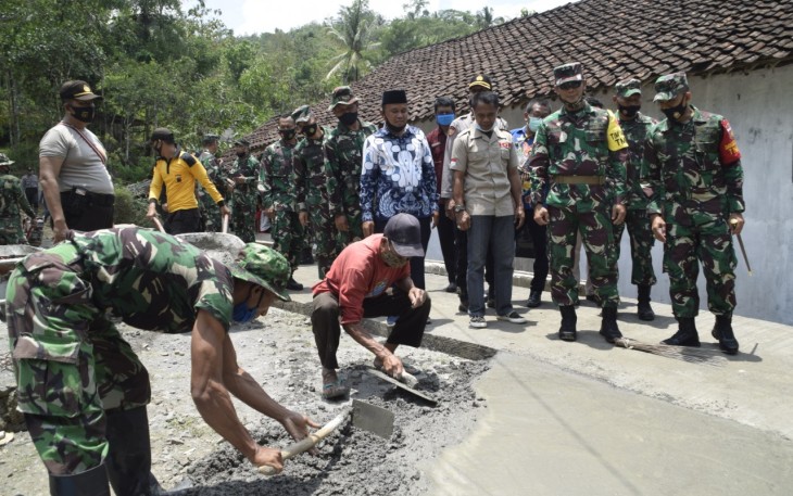 Kasad Mayjen TNI Mulyo Aji, M.A. meninjau pelaksanaan TNI Manunggal Membangun Desa (TMMD) Reguler 109 Kodim 0708/Purworejo yang di Desa Sedayu, Kecamatan Loano, Kabupaten Purworejo. Selasa (13/10/2020)