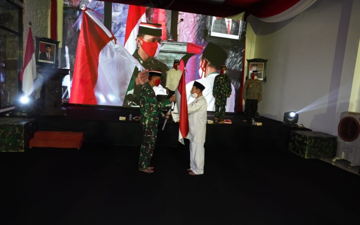 Anggota Dewan Pertimbangan Presiden, Habib Habib Lutfi bin Ali bin Yahya Dandim 0736/Batang Letkol Inf Dwison Evianto doa bersama HUT ke-75 TNI di Gedung Hj Nanik, Wonotunggal. Batang.Kamis (15/10/2020)