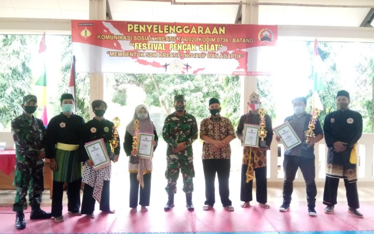     Mayor Kav. Haryono, Pasiter Kapten Inf. Winarno, Juri dan para juara festival seni pencak silat foto bersama di gedung pramuka Kauman , Kecamatan Batang. Jumat (23/10/20)  