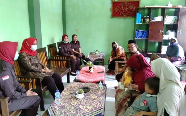 Fetty Wulandari Santoso (dua dari kiri) ketika Bersilaturahmi ke Ponpes Yatim Dhuafa Ibadurrohman (foto : Faisal NR / Klik Warta 