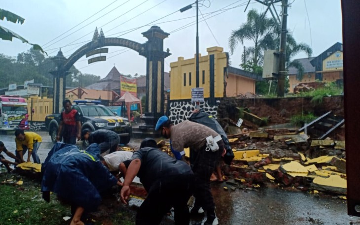 Kapolsek dan Danramil Blado beserta anggota  bersama warga membersihkan material tembok dan tanah agar tidak menutupi akses jalan. Selasa (27/10/2020)  