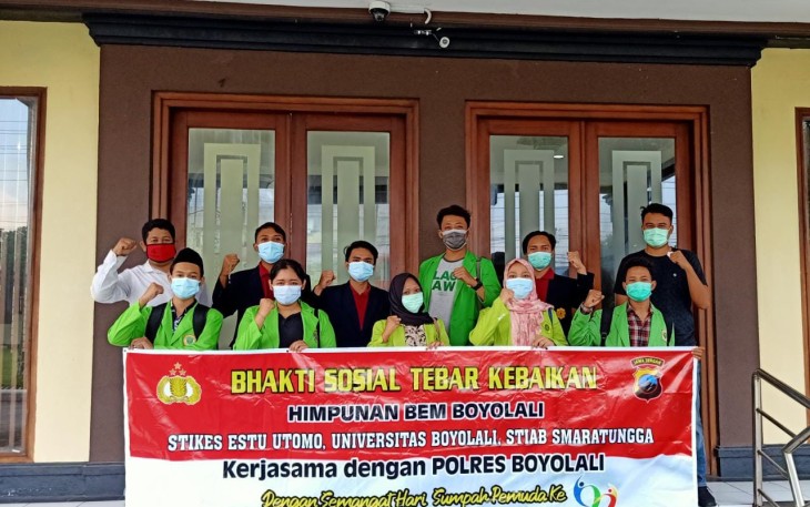 Perwakilan BEM foto bersama dengan masyarakat penerima bantuan di Boyolali. Rabu, 28/10/2020