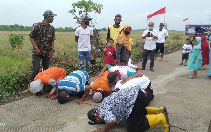 Warga Dusun Pening melakukan sujud syukur atas dibangunnya jalan oleh Satgas TMMD, Rabu 21/10/2020