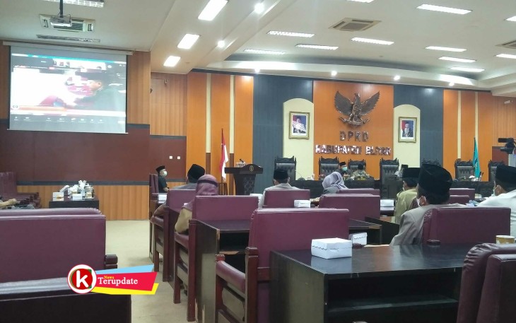 Rapat Paripurna DPRD Kabupaten Blitar Soal Penyampaian Pandangan Umum Fraksi atas Raperda APBD Tahun Anggaran 2021 (foto: Faisal NR / Klikwarta.com)  