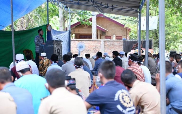 Warga Kampung Qur'an Dasan Lekong Sholat Jum'at di Masjid Darurat dan Pakai Mimbar Kardus