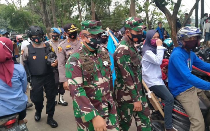 Danrem 063/SGJ Kolonel Inf Elkines Villando Dewangga Kusumawide. Didampingi Dandim 0619/Pwk Letkol Arm Krisrantau Hermawan mendatangi kerumunan massa pendemo. (Foto: klikwarta.com)