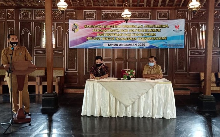 Kepala Dinas Koperasi Usaha Mikro Kecil Dan Menengah Kabupaten Tulungagung Slamet Sunarto saat memberikan sambutan Kegiatan Bimtek
