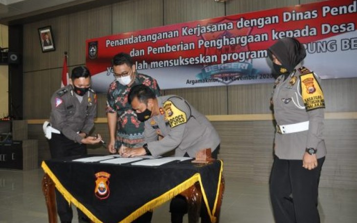 Polres Bengkulu Utara Beri Penghargaan Kepada Enam Kepala Desa