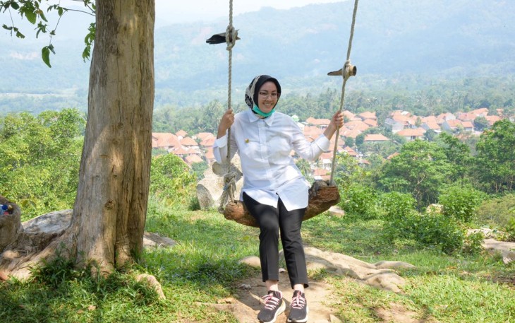 Bupati Purwakarta Anne Ratna Mustika Saat Sedang Berfoto di Salah Satu Obyek Wisata (Foto : Kominfo)