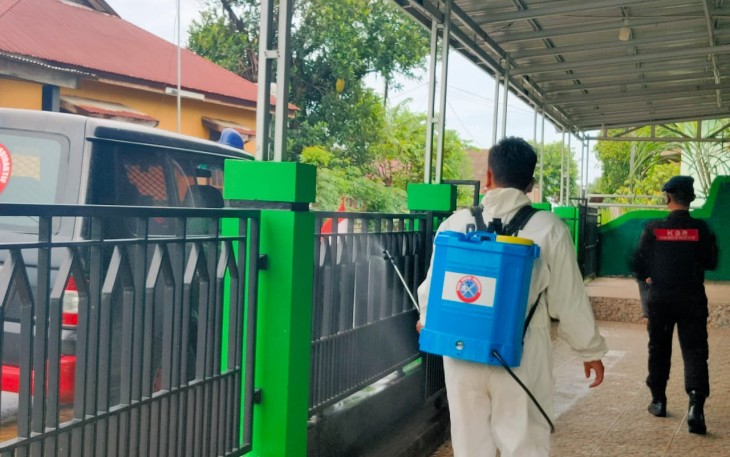 Satbrimobda Polda Bengkulu Kembali Semprot Disinfektan di Tempat Ibadah 
