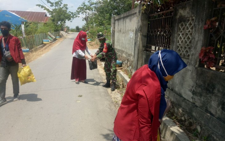 Babinsa dan Mahasiswa Peserta KKA UMK Kendari Bersihkan Sampah 