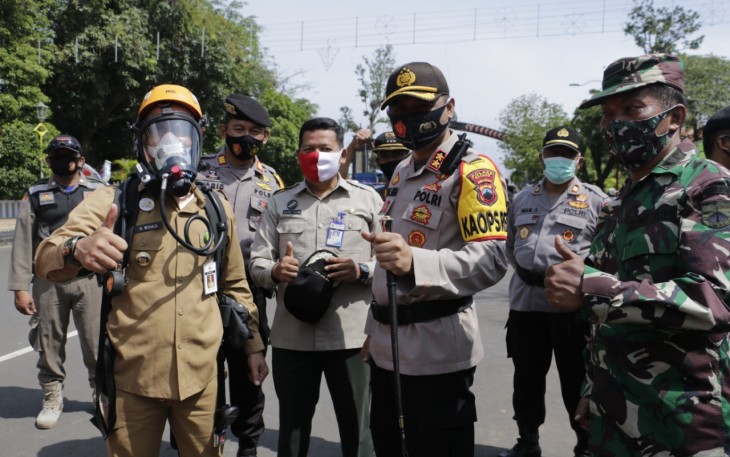 Bupati Batang Wihaji, Kapolres Batang AKBP Edwin Louis Sengka, Kasdim 0736/Batang Mayor Kav Hariyonodan Kepala BPBD Ulul Azmi usai memeriksa perlengkapan penanganan bencana, di Jalan Veteran Kabupaten Batang, Selasa (3/11/2020).
