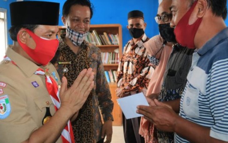 Plt Wali Kota Bengkulu Dedy Wahyudi Salurkan Bantuan Operasional 