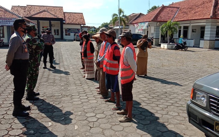 Pelanggar operasi Yustisi saat diberi pengarahan oleh Danramil dan Kapolsek Rowosari di depan Kecamatan Rowosari. Kamis, 5/11/2020