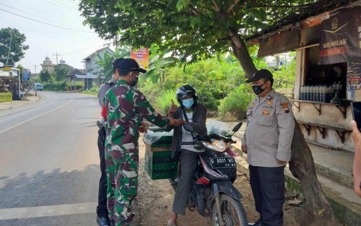 Polsek, Koramil, Puskesmas dan Kecamatan mengadakan Razia di depan Balaidesa Donorejo di alur utama alternatif Pekalongan Magelang. Senin (9/11/2020).