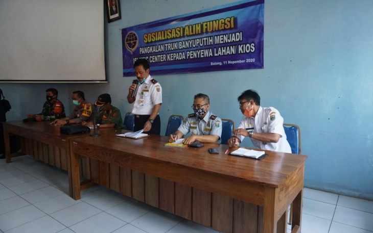 Danramil 10/Batang Kapten Inf Bardi, Kabag OPS Res Batang AKP Asfauri, Ka Din Sos Kab .Batang Yulianto, Ka Dishub Murdiono Cahyono, Kasat Pol PP, Kades Banyu Putih saat mengadakan sosialisasi alih fungsi terminal truk menjadi Islamic Center di aula Dinas Perhubungan , Kecamatan Kandeman, Kabupaten Batang, Rabu (11/11/20).   