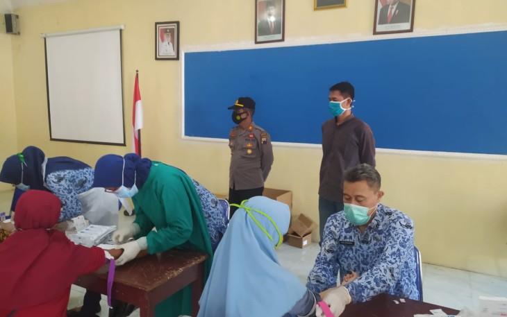 Kapolsek Limbangan AKP Asri, SH. mendampingi petugas KPPS dan Linmas melakukan Rapid Test yang  bertempat di aula Kecamatan Limbangan.  Kamis, 12/11/2020 