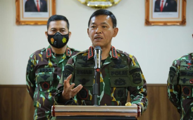 Kapolri Jenderal Idham Azis saat menyampaikan maklumat dari Rumah Dinas Kapolri, Jalan Pattimura, Jakarta Selatan, Sabtu (14/11).   