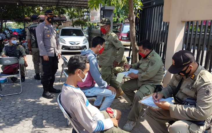 Petugas gabungan melaksanakan Operasi Yustisi di depan Mapolsek Cepiring. Senin, 16/11/2020.
