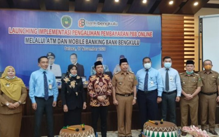 Plt Walikota Bengkulu Dedy Wahyudi Dalam Acara Launching Implementasi Pengalihan Pembayaran PBB Online Melalui ATM dan Mobile Banking Bank Bengkulu di kantor cabang utama Bank Bengkulu