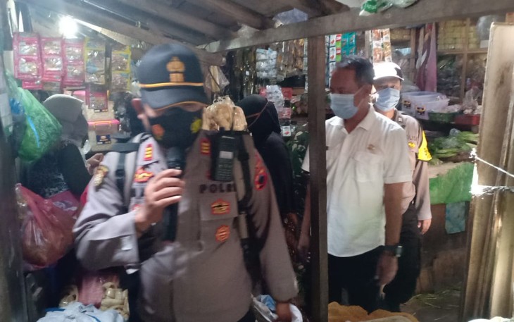 Gemuh melaksanakan Operasi Yustisi Gabungan di depan Pasar Gemuh Kabupaten Kendal pada hari Rabu 18/11/2020