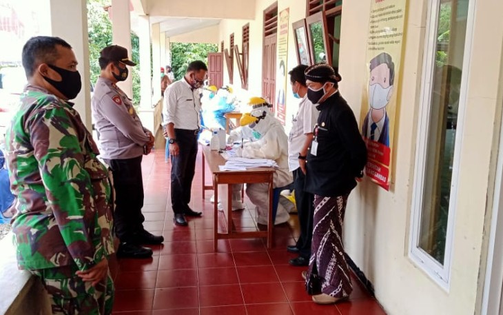 63 warga di Desa Karanggambas, Kecamatan Padamara, Kabupaten Purbalingga harus menjalani Tes Swab di Aula Balai Desa, (18/11/2020)