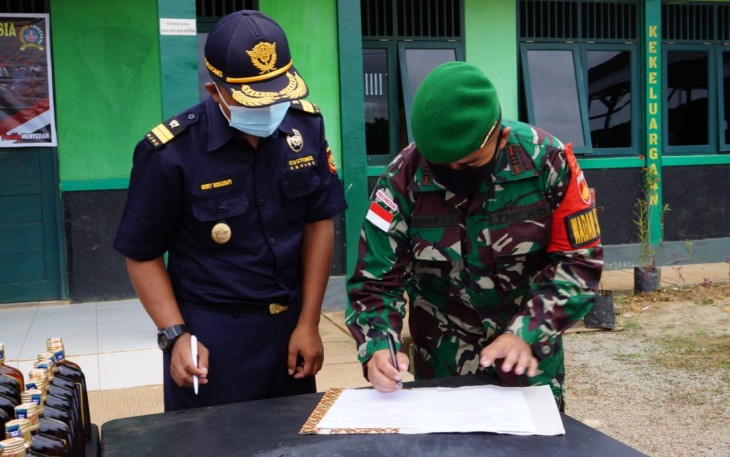 Satgas Pamtas Yonif 407/Padmakusuma menyerahkan barang bukti serta penandatanganan Berita Acara serah terima hasil penangkapan dari Yonif 407/PK kepada pihak Bea & Cukai Nanga Badau berupa Rokok dan Minuman keras ilegal.Rabu (18/11/2020)