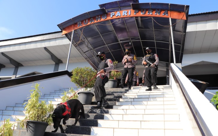 Kepala Bagian Operasi AKP Winarno Panji Kusumo memimpin anggota Unit K9 Satuan Sabhara Polres Kendal melakukan penyisiran di seluruh ruangan gedung DPRD Kendal. Rabu, 18/11/2020
