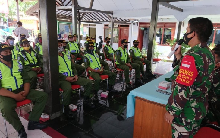 Danramil 10 /Batang Kapten Inf Bardi bertindak sebagai salah satu nara sumber  berikan sosialisasi peningkatan peran serta Linmas yang dilaksanakan di balai Desa Proyonanggan Tengah Kecamatan Batang, Kabupaten Batang, Rabu (19/11/20).