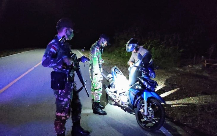 Satgas Pamtas RI-MLY Yonif 407/PK menggelar sweeping malam hari di Jalan Raya Desa Seriang, Kecamatan Badau, Kabupaten Kapuas Hulu di Pos Kotis Kecamatan Badau, Kabupaten Kapuas Hulu, Kalimantan Barat, Kamis (19/11/2020). 