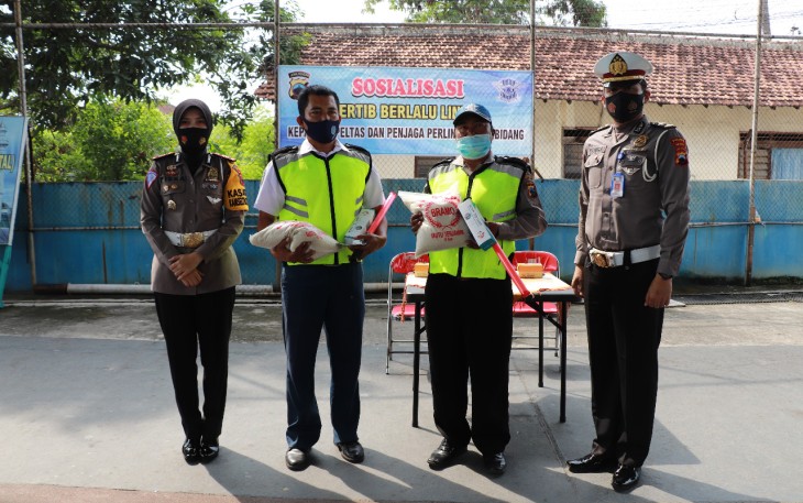 Satuan Lalu Lintas Polres Kendal mengadakan kegiatan sosialisasi dan edukasi tertib berlalu lintas di Lapangan Indoor Polres Kendal. Sabtu (21/11/2020).