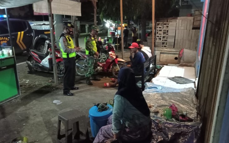 Kapolsek Kangkung Iptu Untoro.B dibantu anggota koramil Cepiring didaerah  pemukiman padat penduduk Desa Kangkung dan Desa Laban pada Minggu malam  22/11/2020.