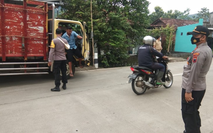 Polsek Singorojo melaksanakan Operasi Yustisi bertempat di jalan raya Singorojo depan Masjid Baitussalam Singorojo pada Hari Senin 23/11/2020.
