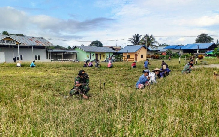 Prajurit Satgas Pamtas RI-Malaysia Yonif 407/PK Pos Langau II melaksanakan kegiatan Karya bakti membersihkan lapangan bola bersama Masyarakat di Desa Sungai Antu, Kecamatan Puring Kencana, Kabupaten Kapuas Hulu, Kalimantan Barat. Selasa (24/11/2020)
